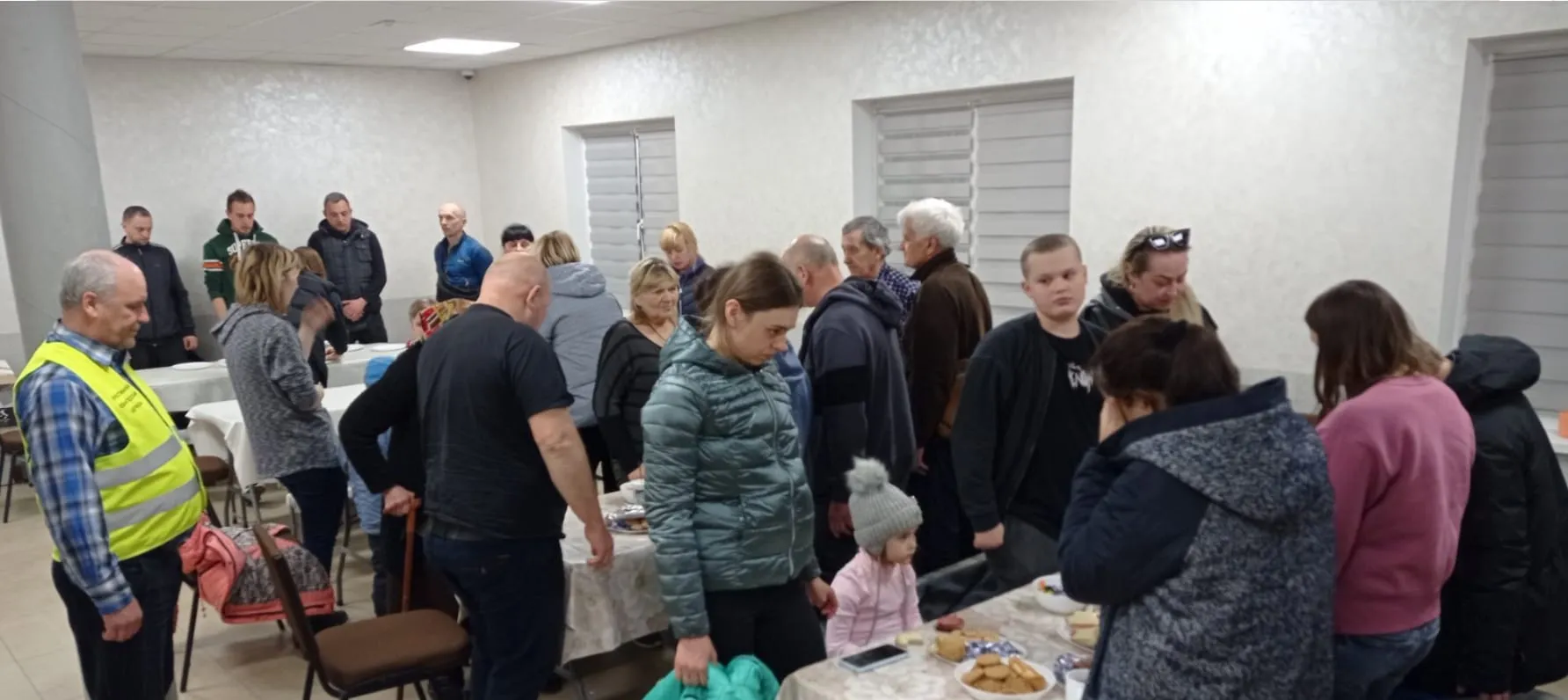 Біженці прибувають до церкви на Житомирщині, яка стала транзитним центром для переселенців і яку «Суламіта» почала фінансово підтримувати в березні.