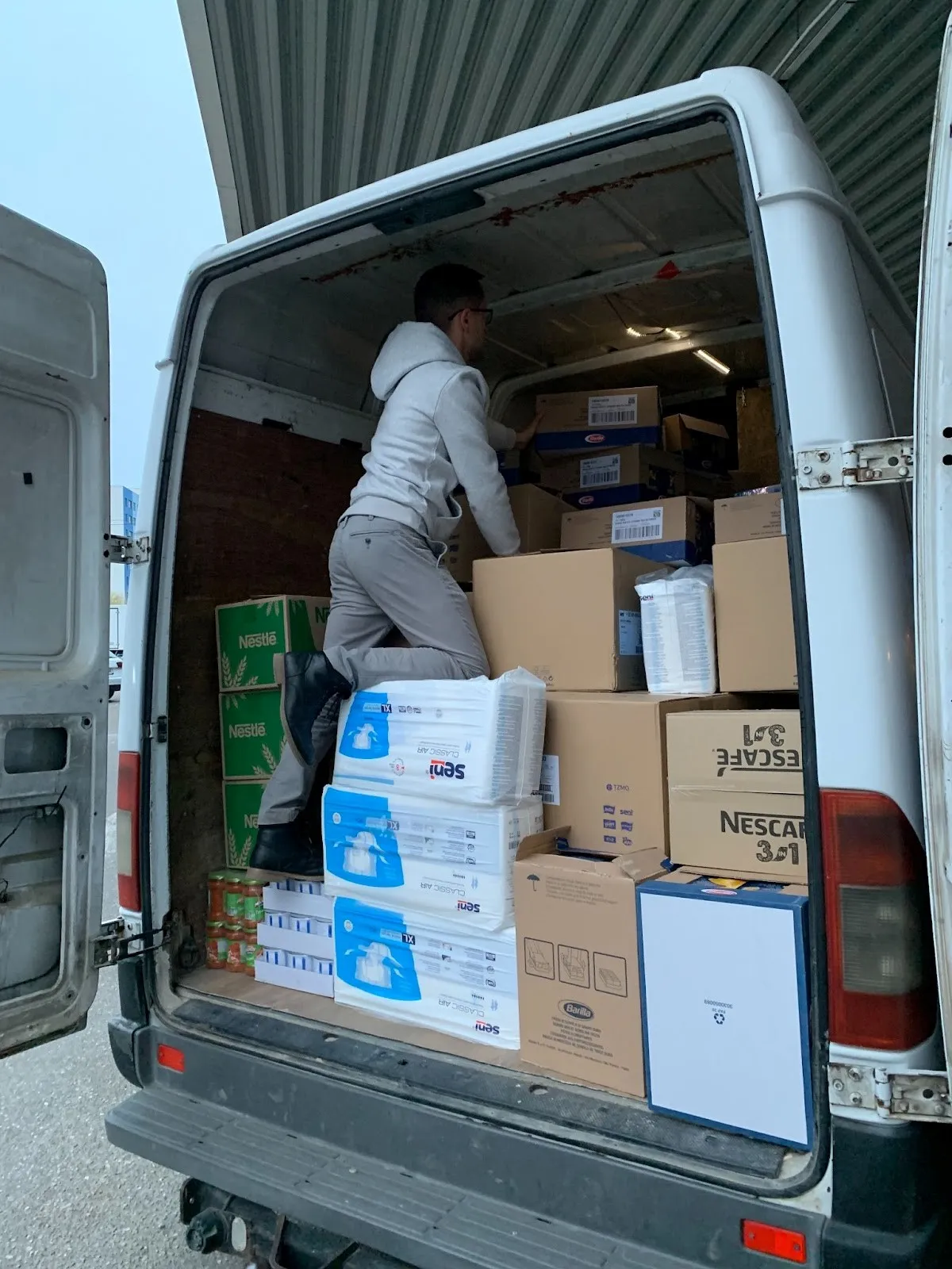 Ростислав допомагає завантажувати бус продуктами в Сучаві, Румунія, для Миколаївської та Харківської областей. У березні два буси з продуктами й засобами гігієни майже на $11 000 було доставлено за призначенням.