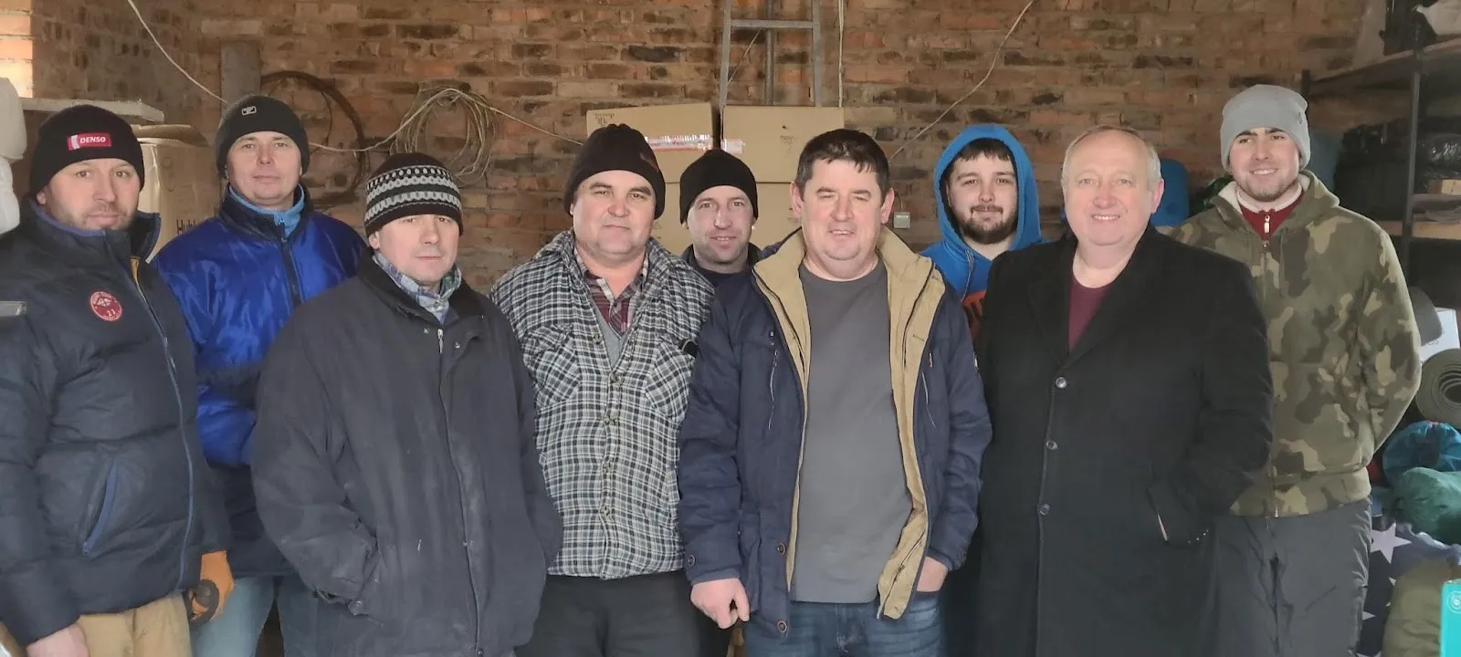 Віктор координує закупівлю 5 тонн дизельного пального для машин, що доставляють допомогу та евакуюють людей.